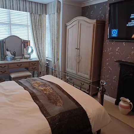 7 Cromwell Gardens - 2 Bed House *