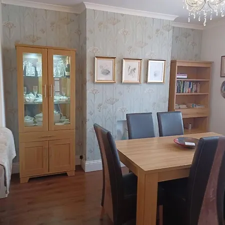 7 Cromwell Gardens - 2 Bed House * Scarborough