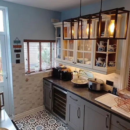 7 Cromwell Gardens - 2 Bed House Scarborough