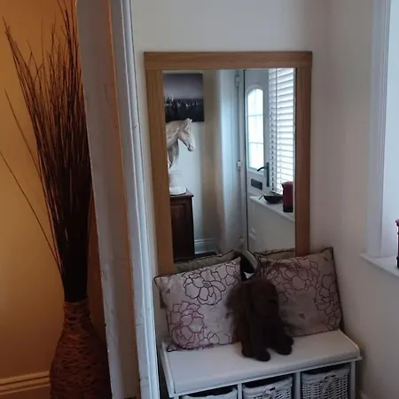 7 Cromwell Gardens - 2 Bed House *