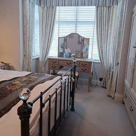 7 Cromwell Gardens - 2 Bed House *