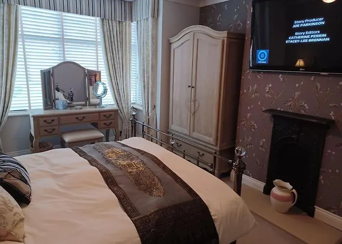 7 Cromwell Gardens - 2 Bed House *