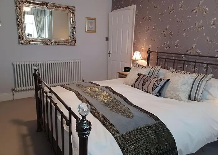 7 Cromwell Gardens - 2 Bed House Scarborough