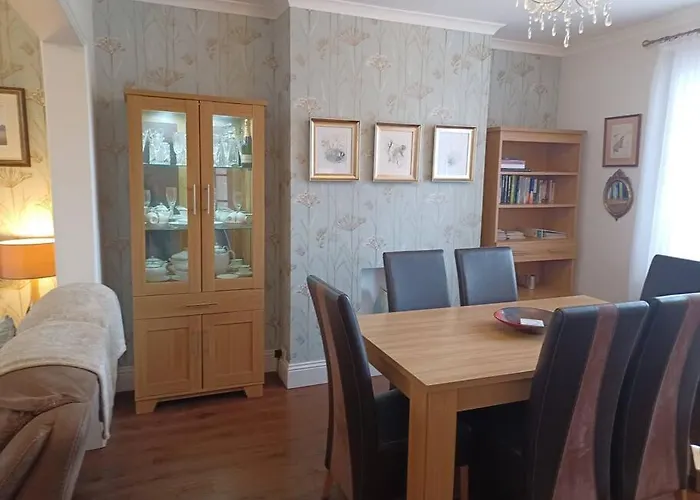 7 Cromwell Gardens - 2 Bed House * Scarborough