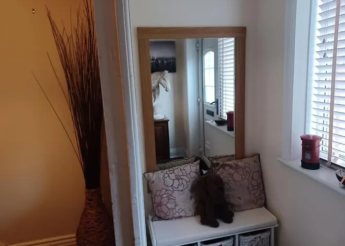 7 Cromwell Gardens - 2 Bed House *