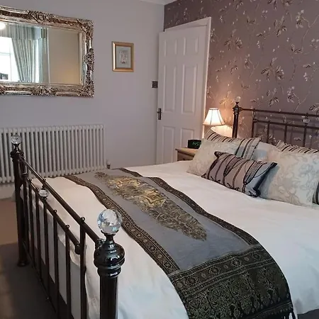 7 Cromwell Gardens - 2 Bed House Scarborough